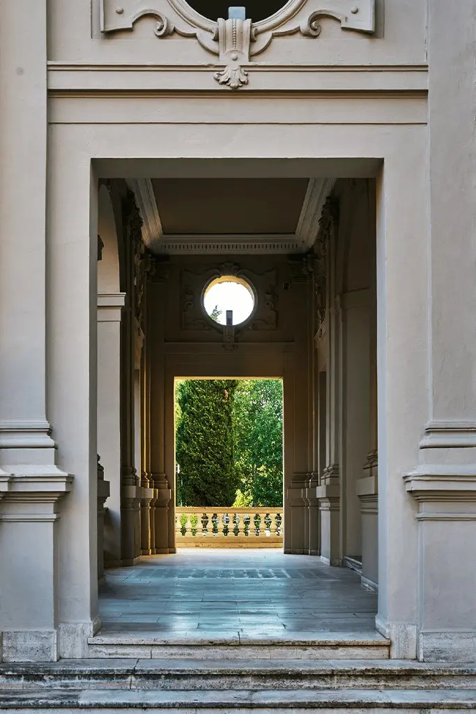 Esterno - androne che si apre sul giardino