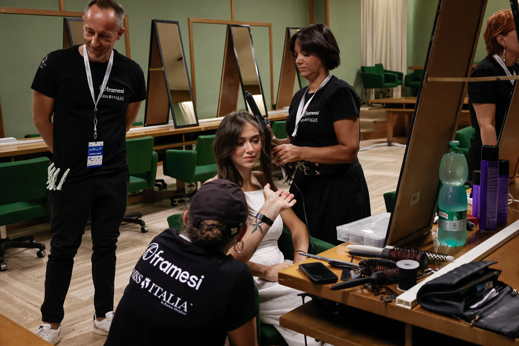 Trucco e acconciatura delle candidate nella sala preparazione