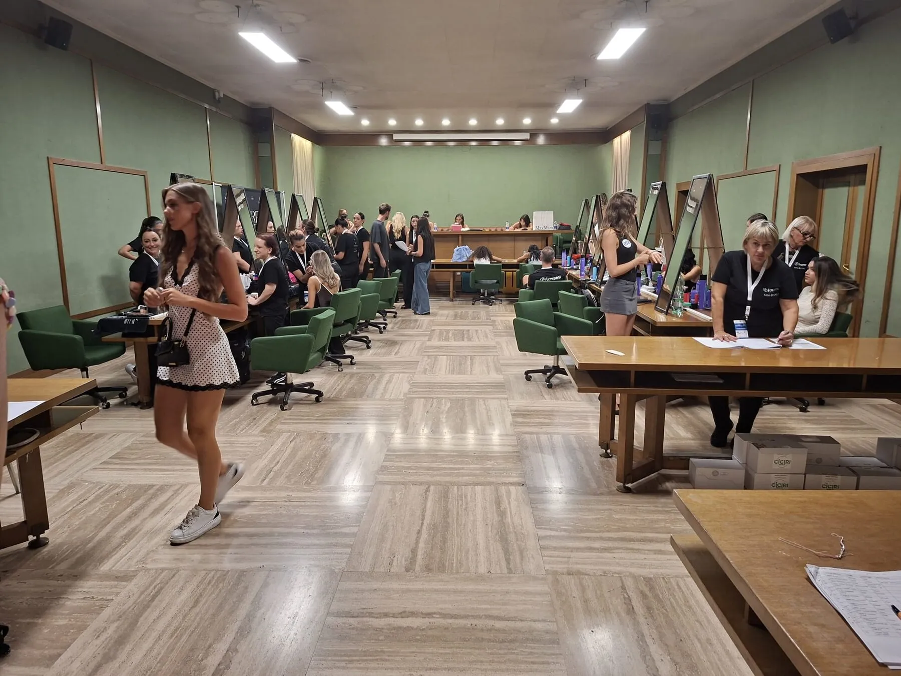 Una candidata attraversa la sala preparazione