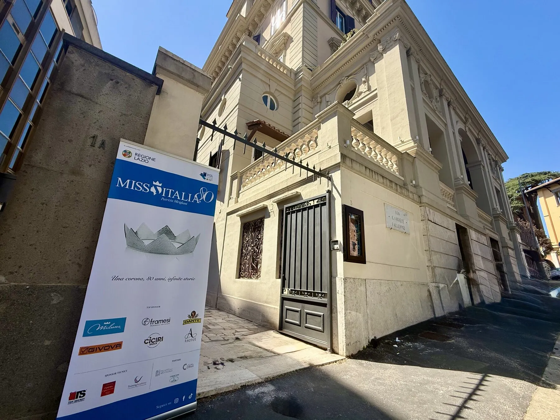 L’ingresso del Palazzo con il totem di Miss Italia