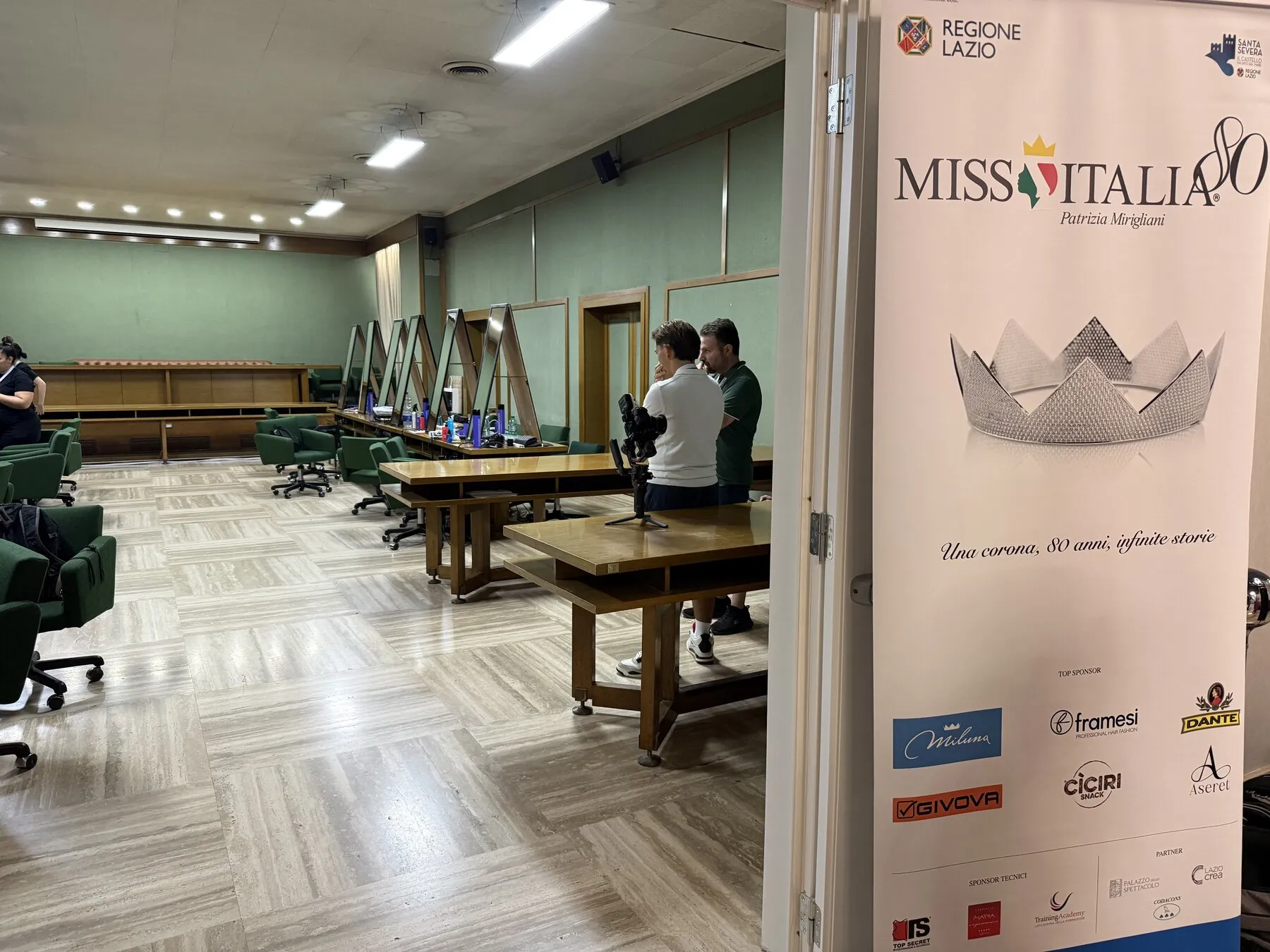La sala preparazione con il roll-up di Miss Italia