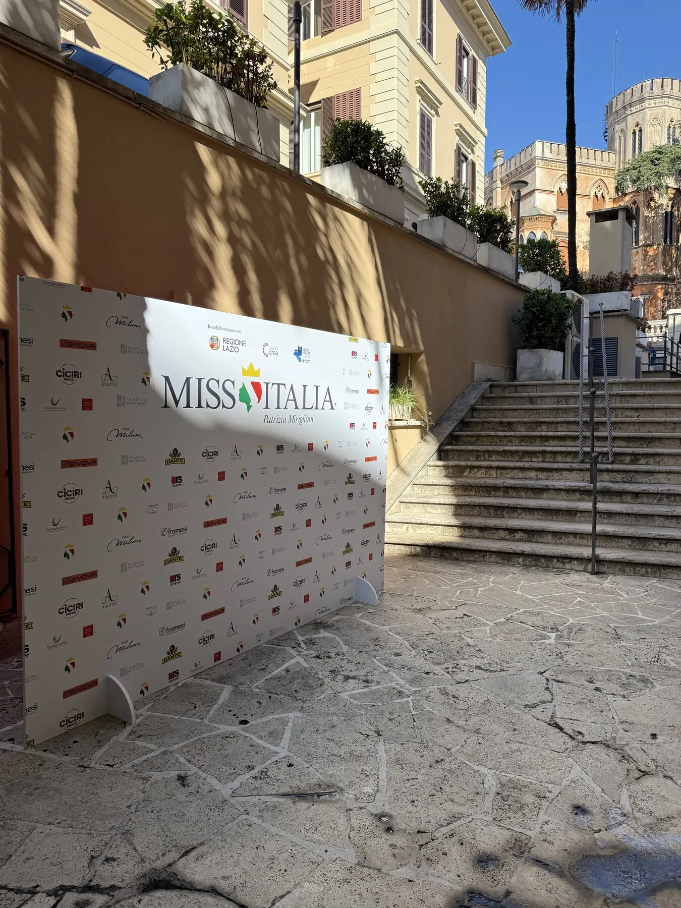 Il photocall di Miss Italia allestito nel cortile