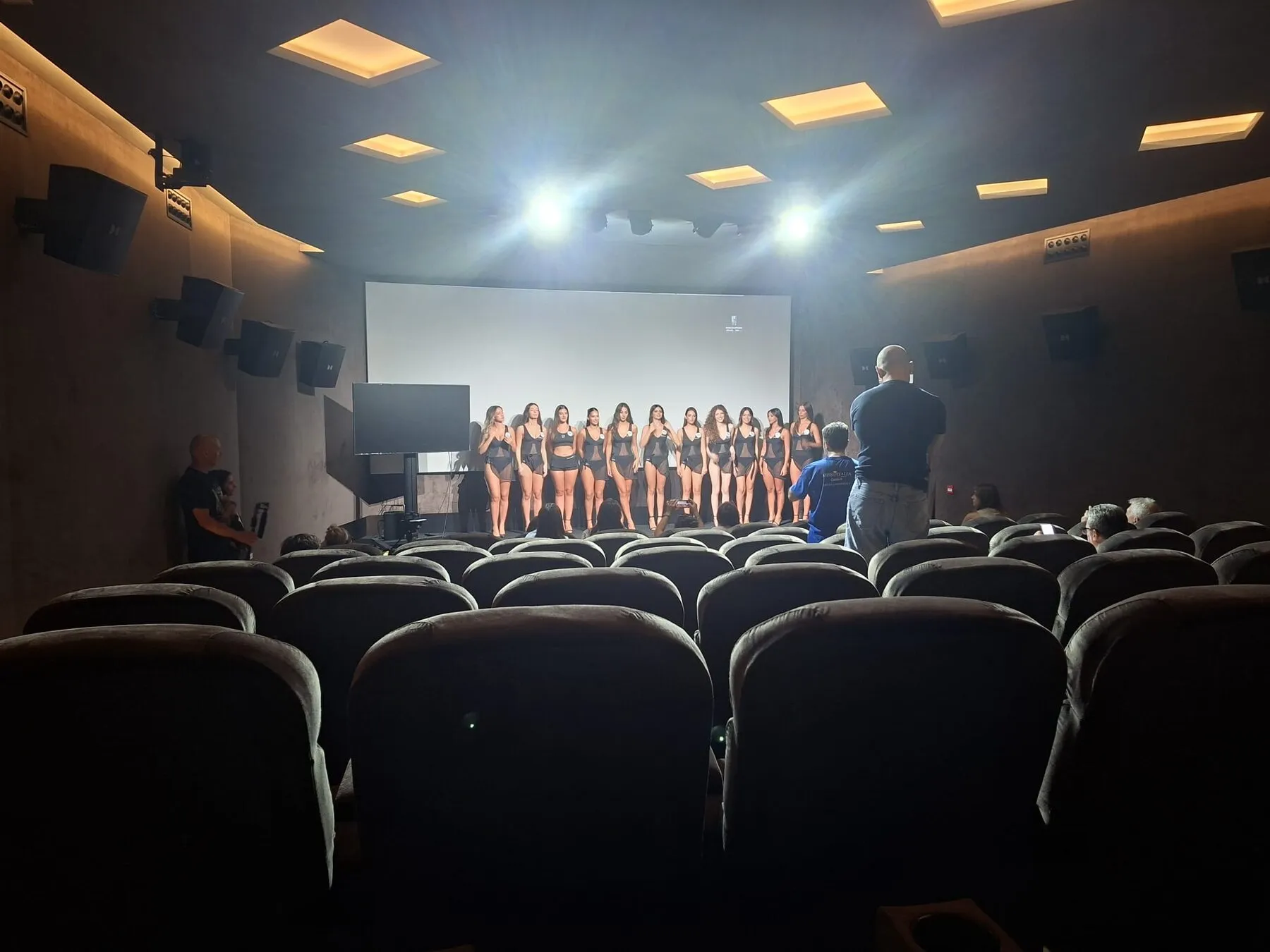 Le candidate sul palco della Sala Cinema
