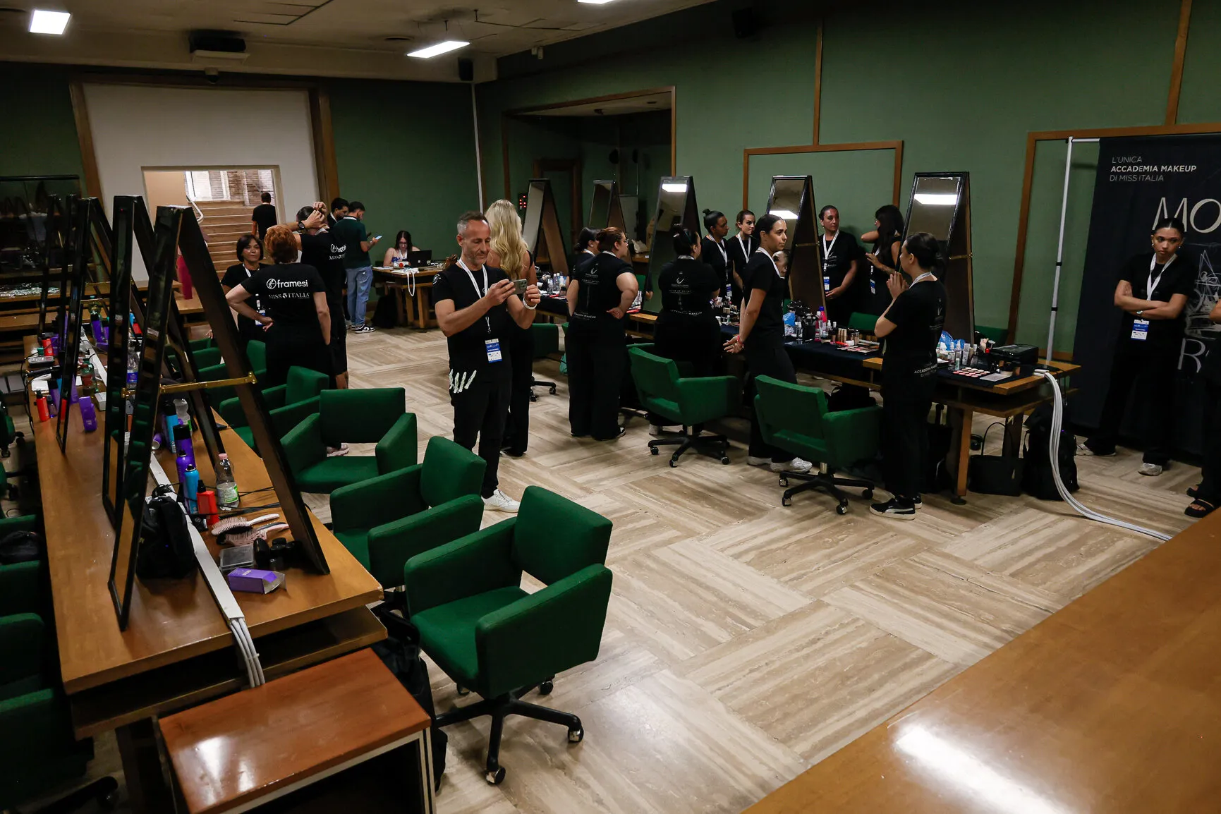 La sala preparazione allestita con postazioni trucco e parrucco