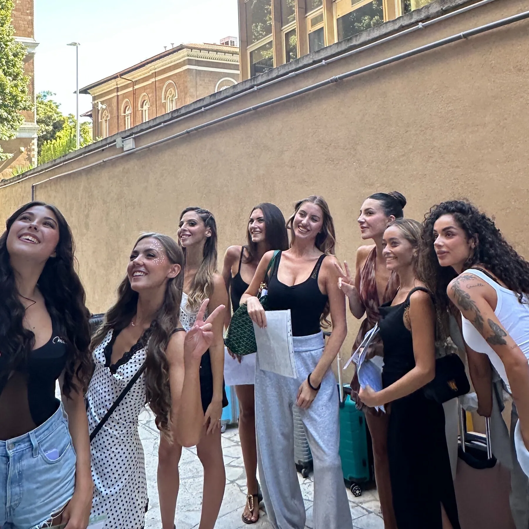 Le candidate in attesa del casting nel cortile