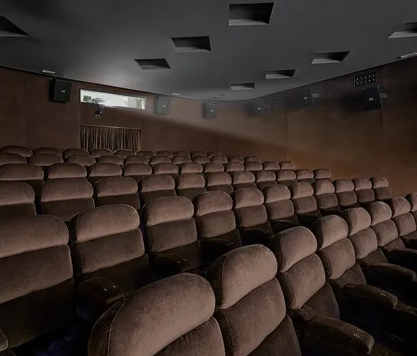 Schermo panoramico della Sala Cinema durante una proiezione