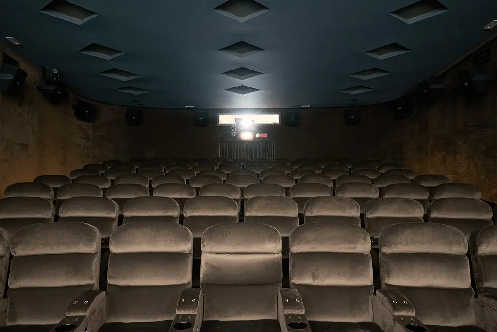 Sala Cinema - platea con poltrone in velluto