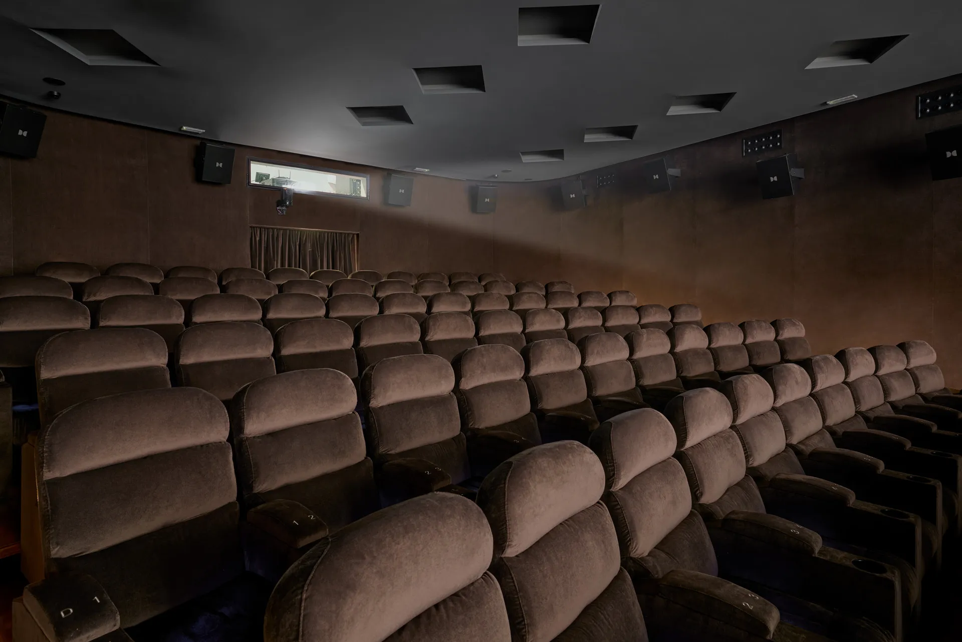 Sala Cinema, le file di poltrone e la cabina di proiezione