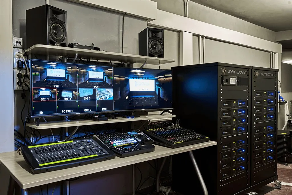 Sala Cinema, la regia con mixer, monitor e rack audio