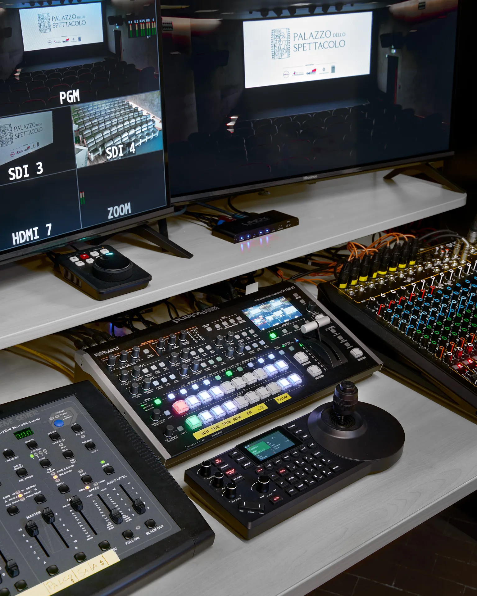 Sala Cinema, la regia con mixer audio e monitor di controllo