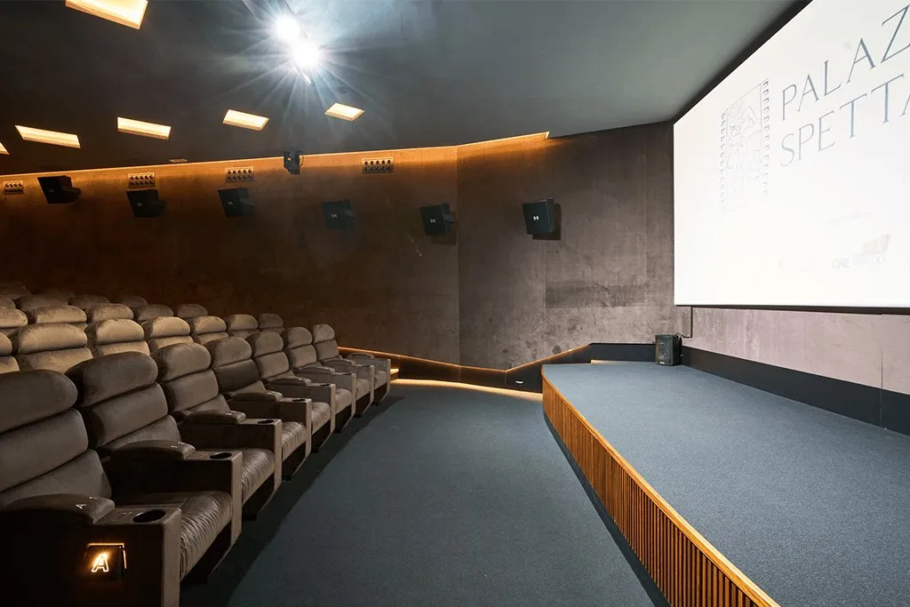 Sala Cinema, le poltrone e la pedana davanti allo schermo