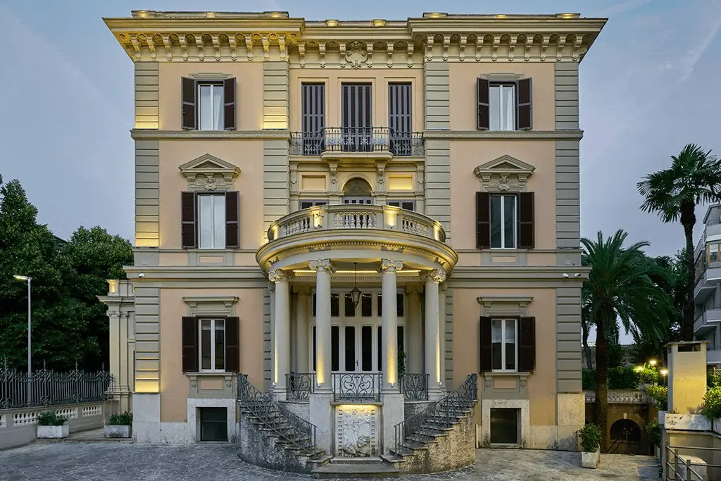 Esterno - facciata del Palazzo con il portico e la scalinata