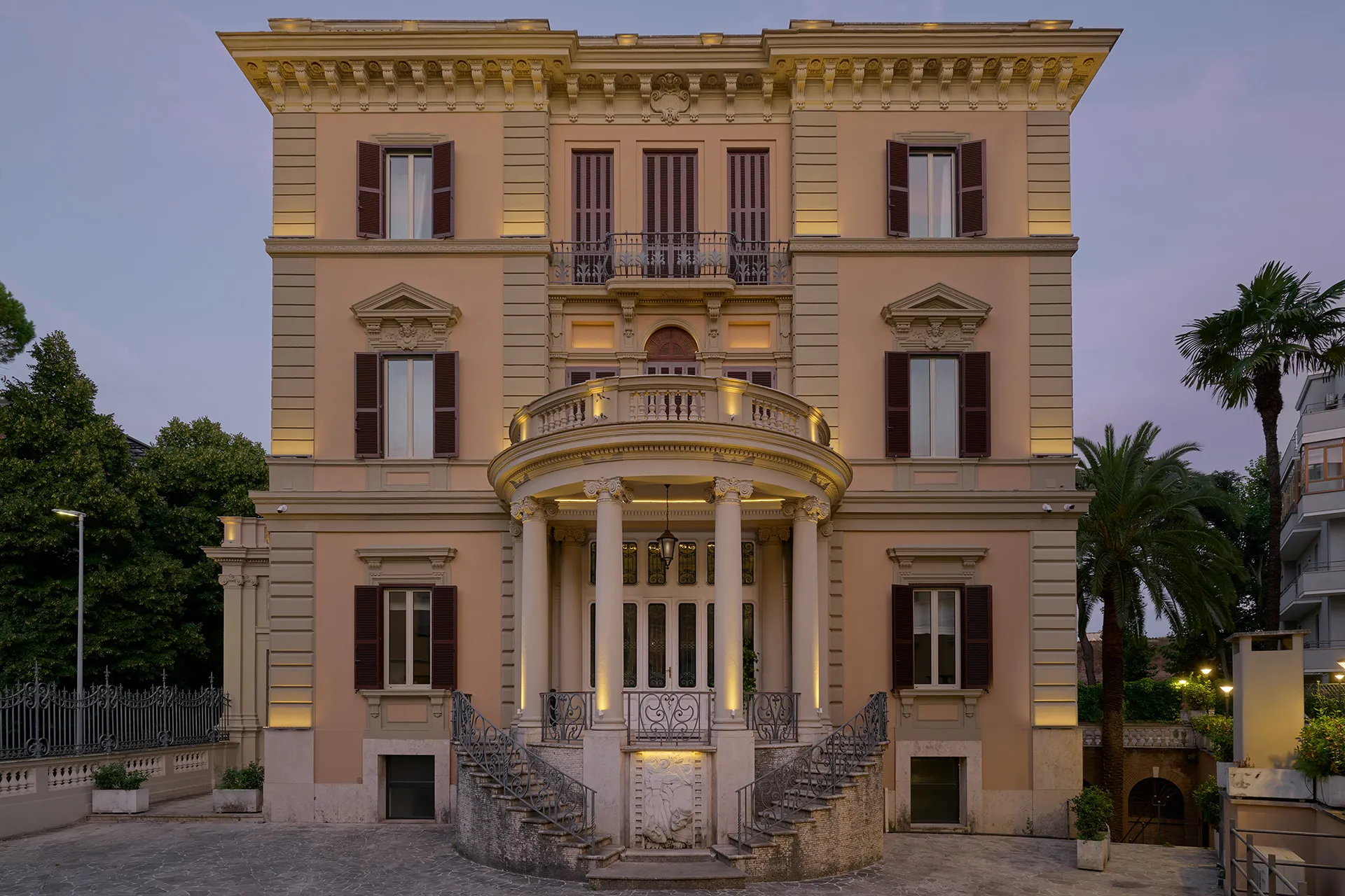 La facciata del Palazzo al tramonto, con il portico illuminato