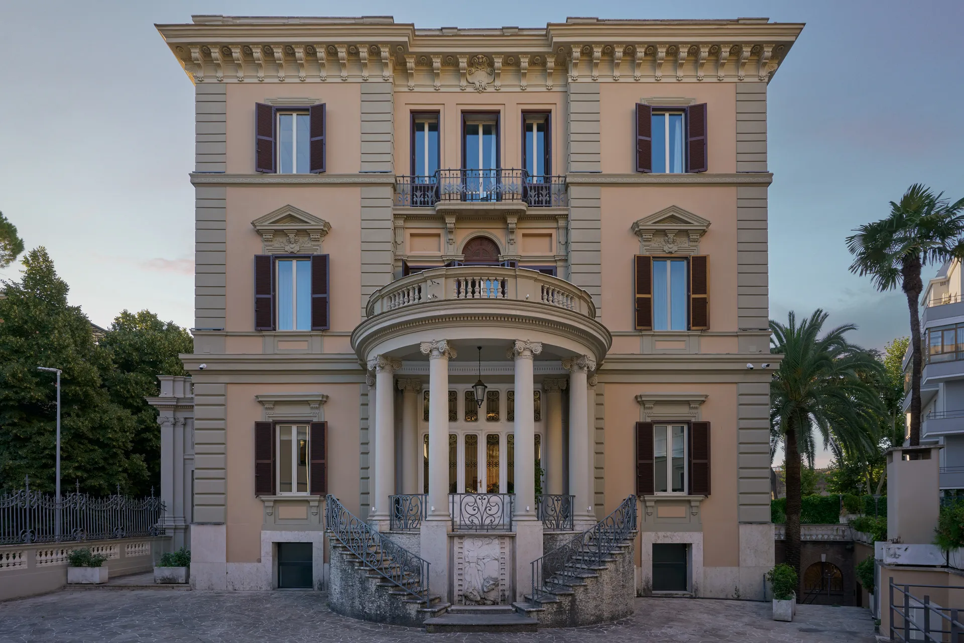 La facciata del Palazzo vista frontalmente di giorno
