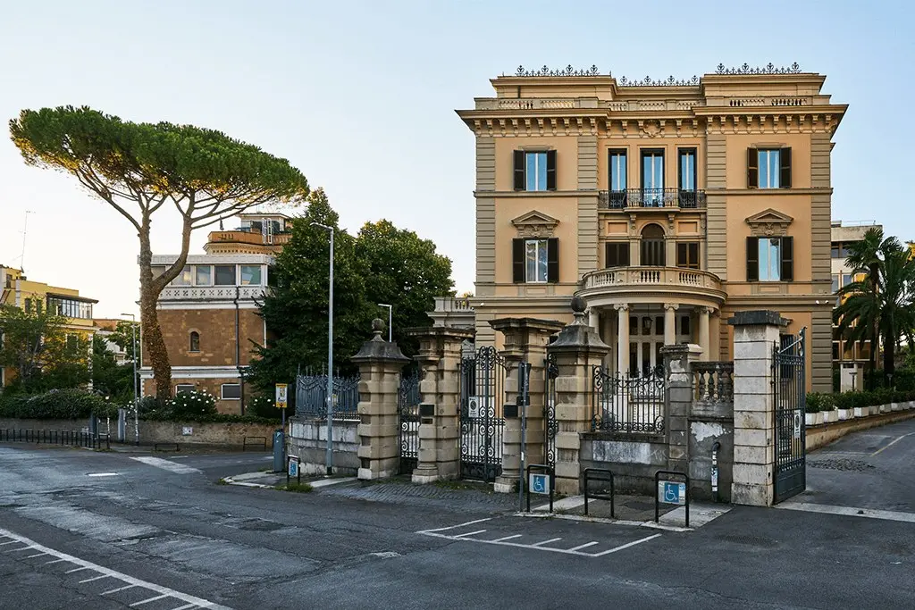Esterno - il Palazzo visto dalla strada, tra i pini