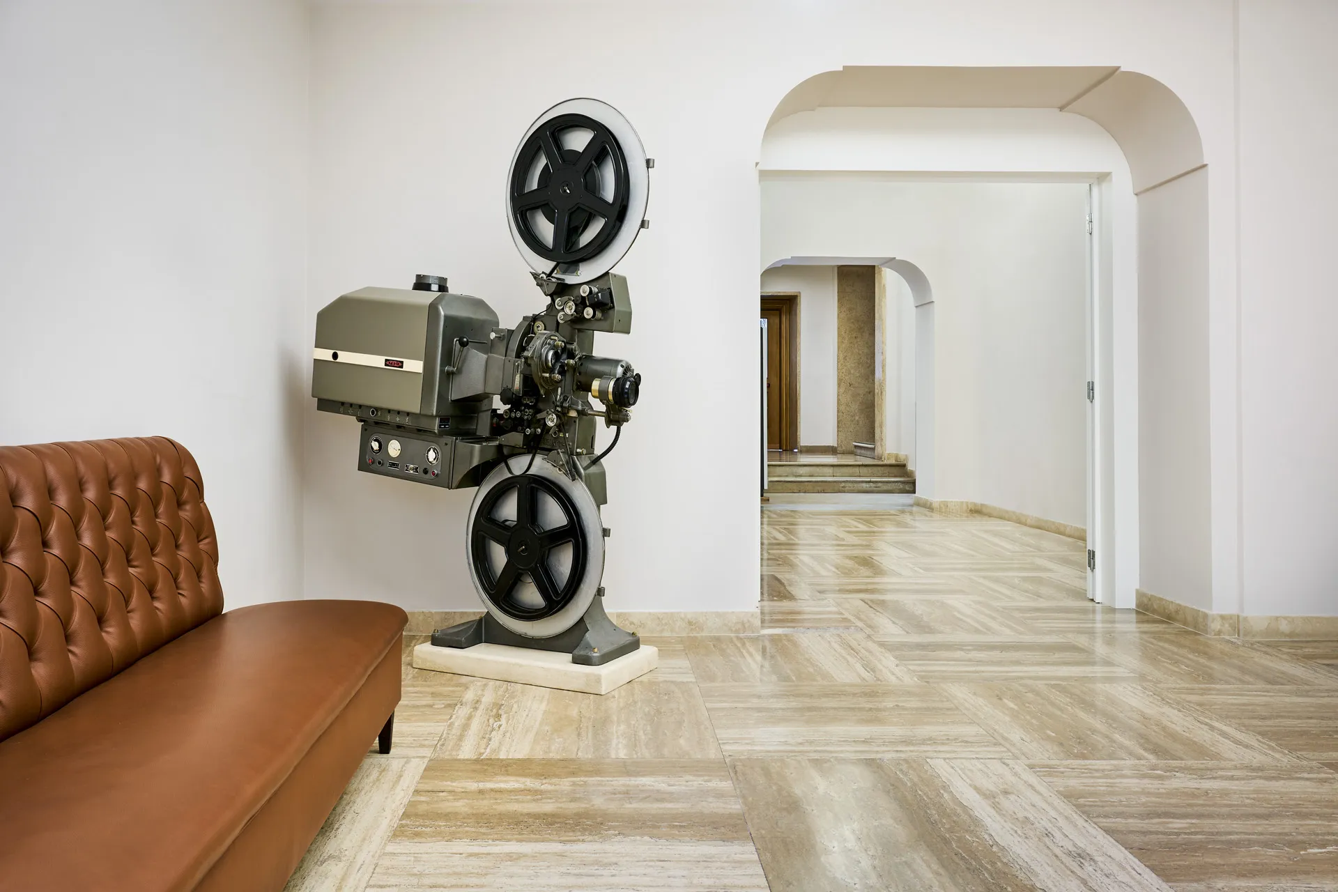Foyer con proiettore cinematografico storico esposto