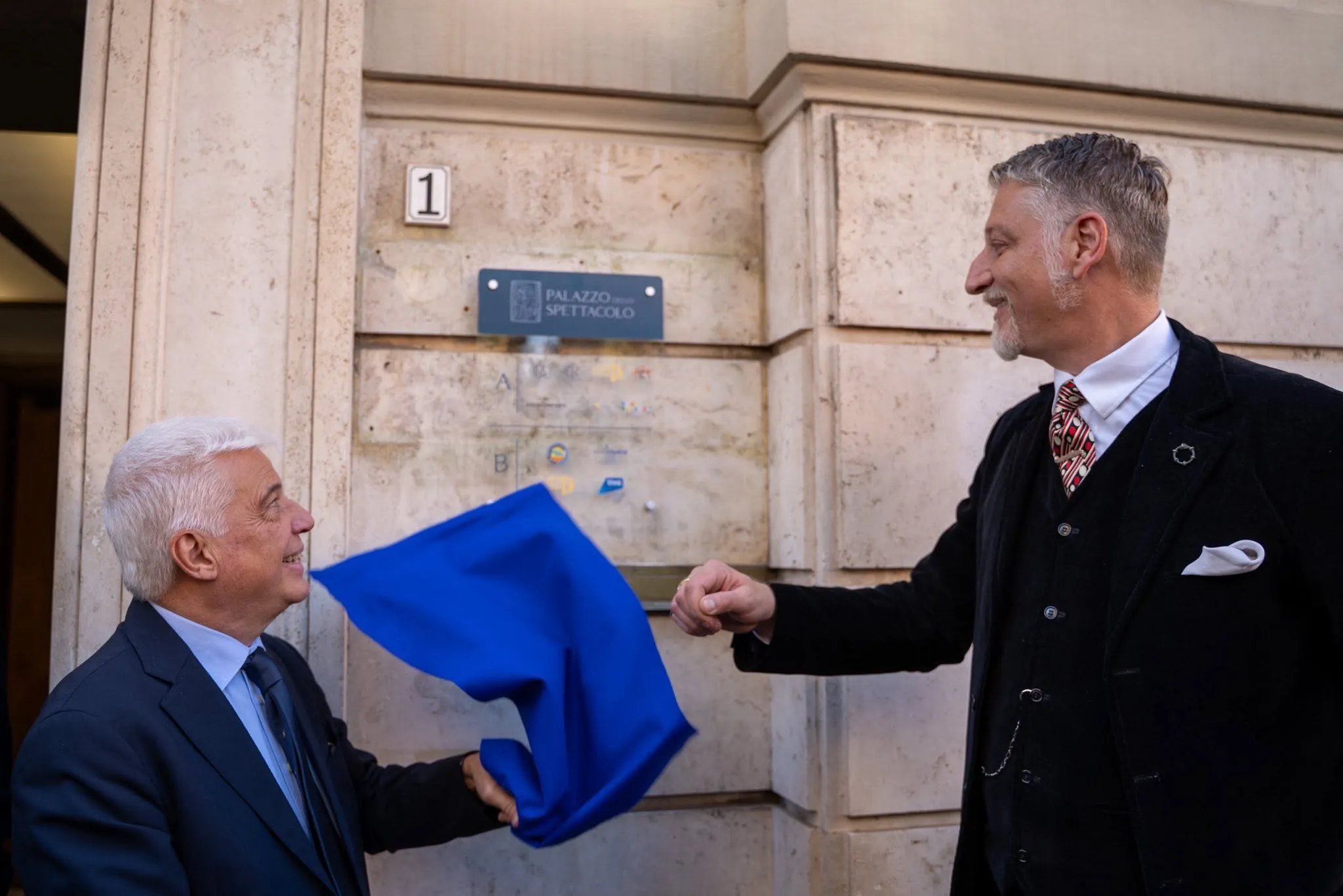 Lo scoprimento della targa del Palazzo dello Spettacolo all’ingresso