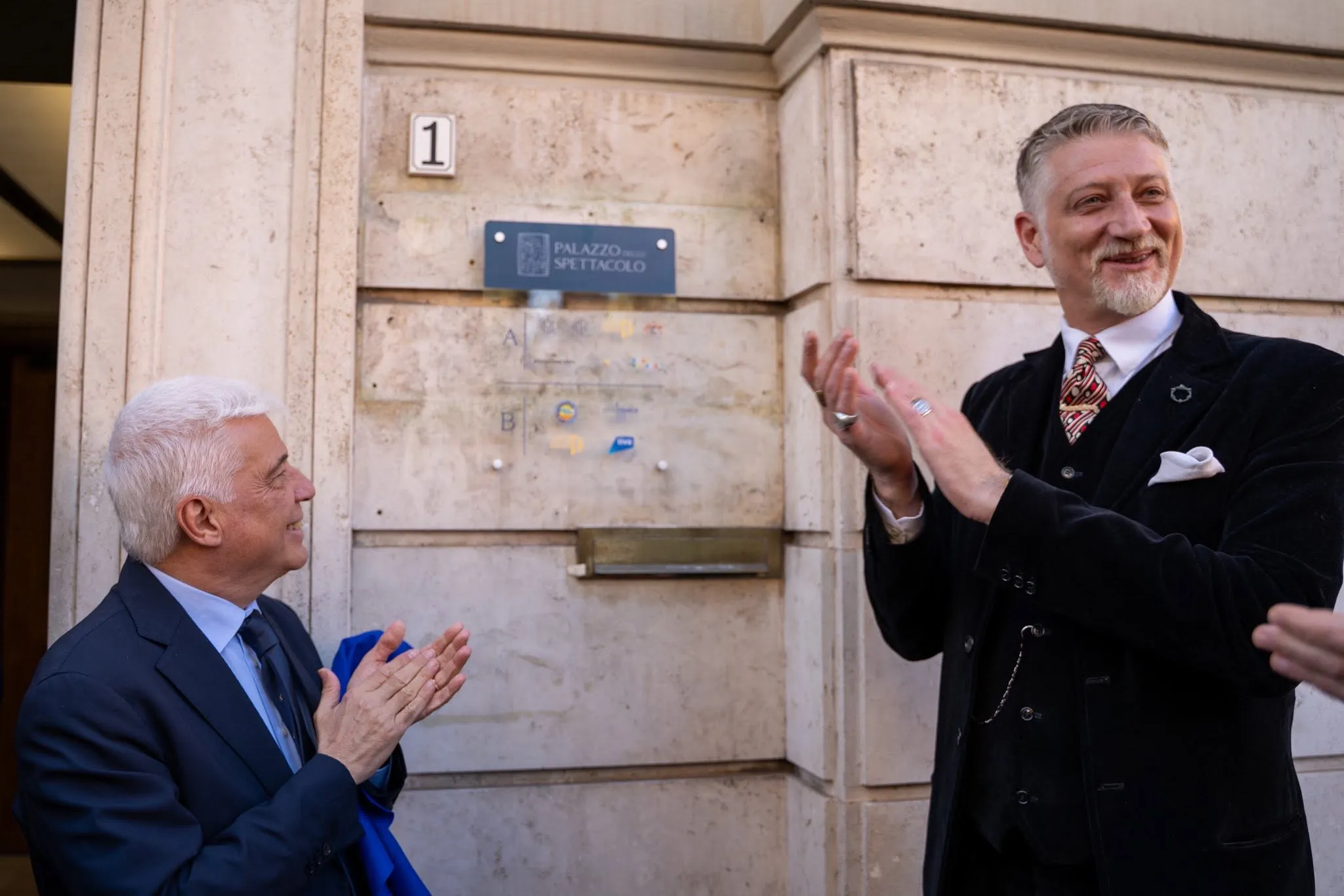 La targa del Palazzo dello Spettacolo scoperta