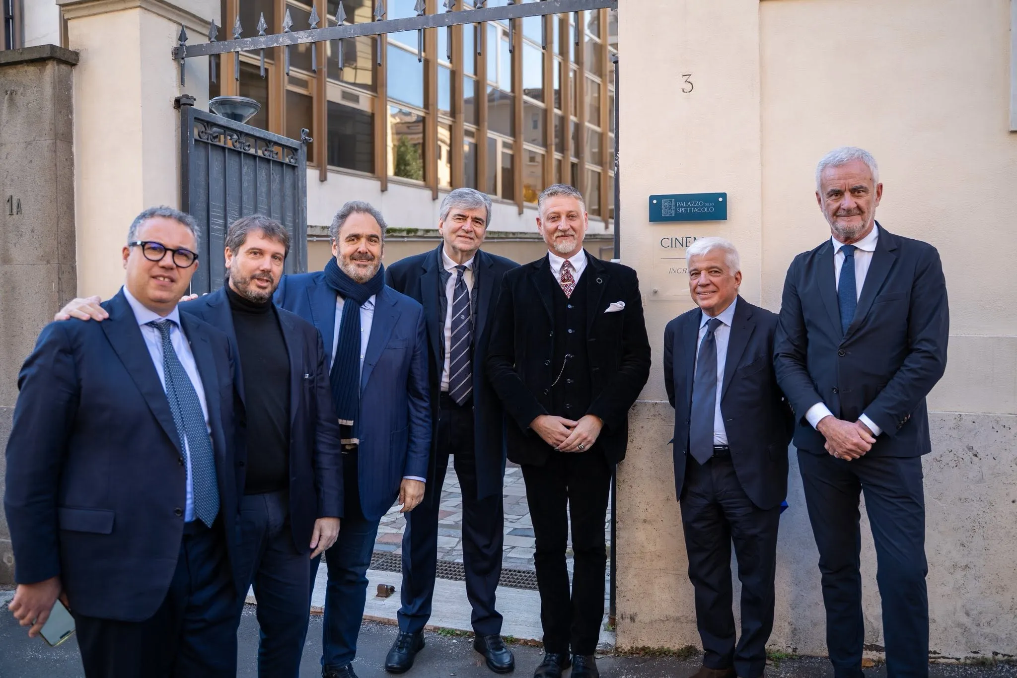 Foto di gruppo degli ospiti all’ingresso del Palazzo