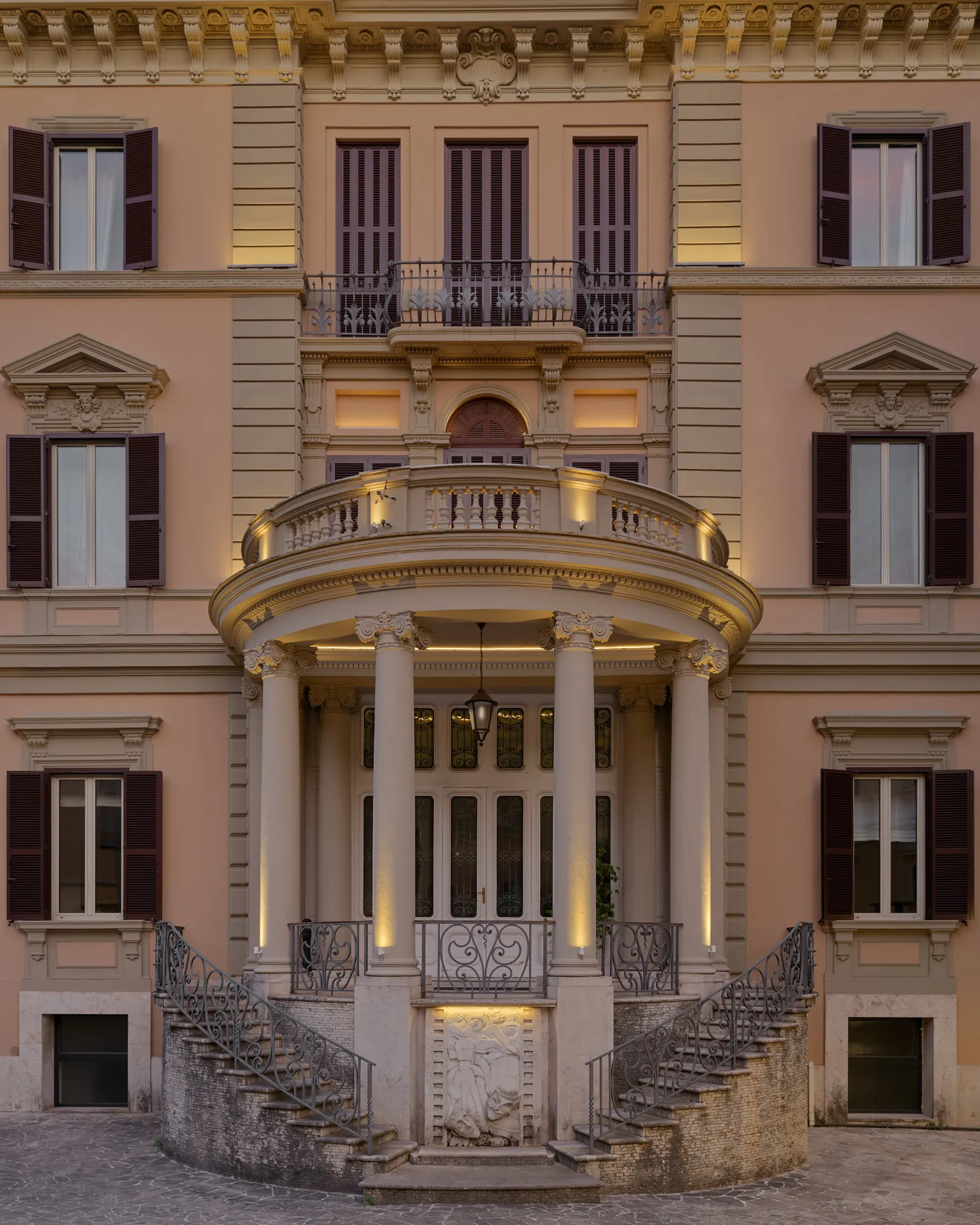 Il portico d’ingresso con le colonne e la scalinata