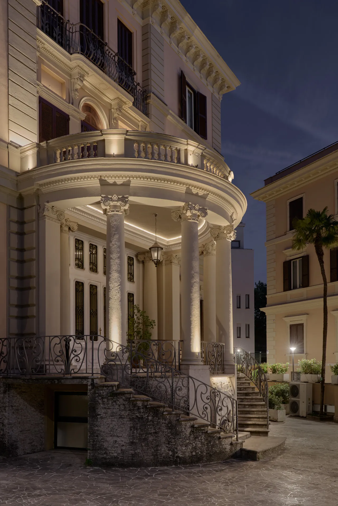 Il portico d’ingresso illuminato la sera