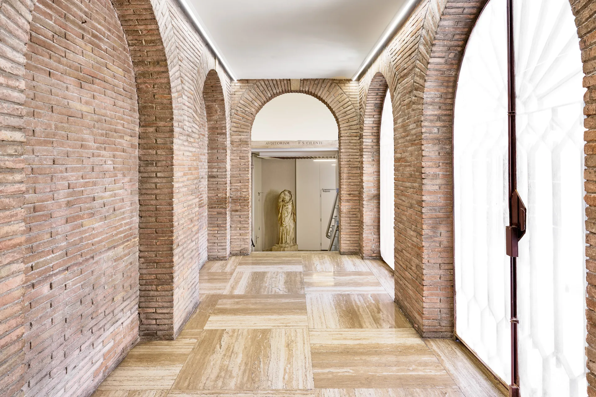 Loggiato con archi in mattoni che conduce all’Auditorium