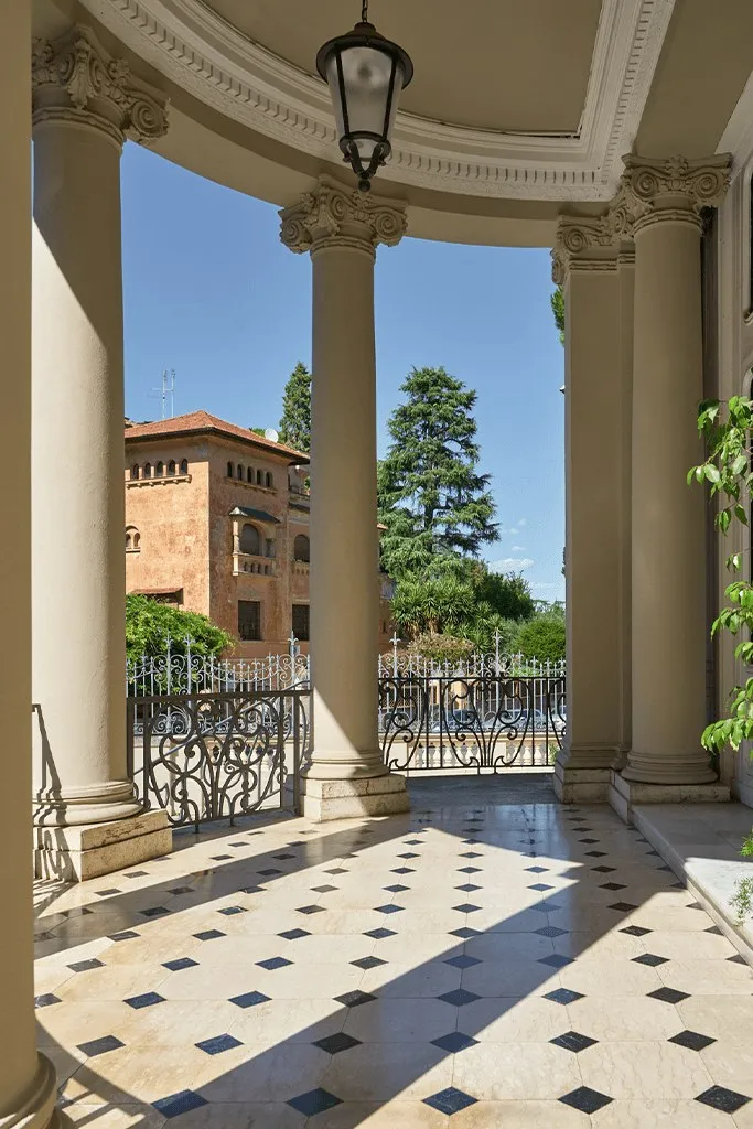 Il loggiato circolare con colonne e lanterna