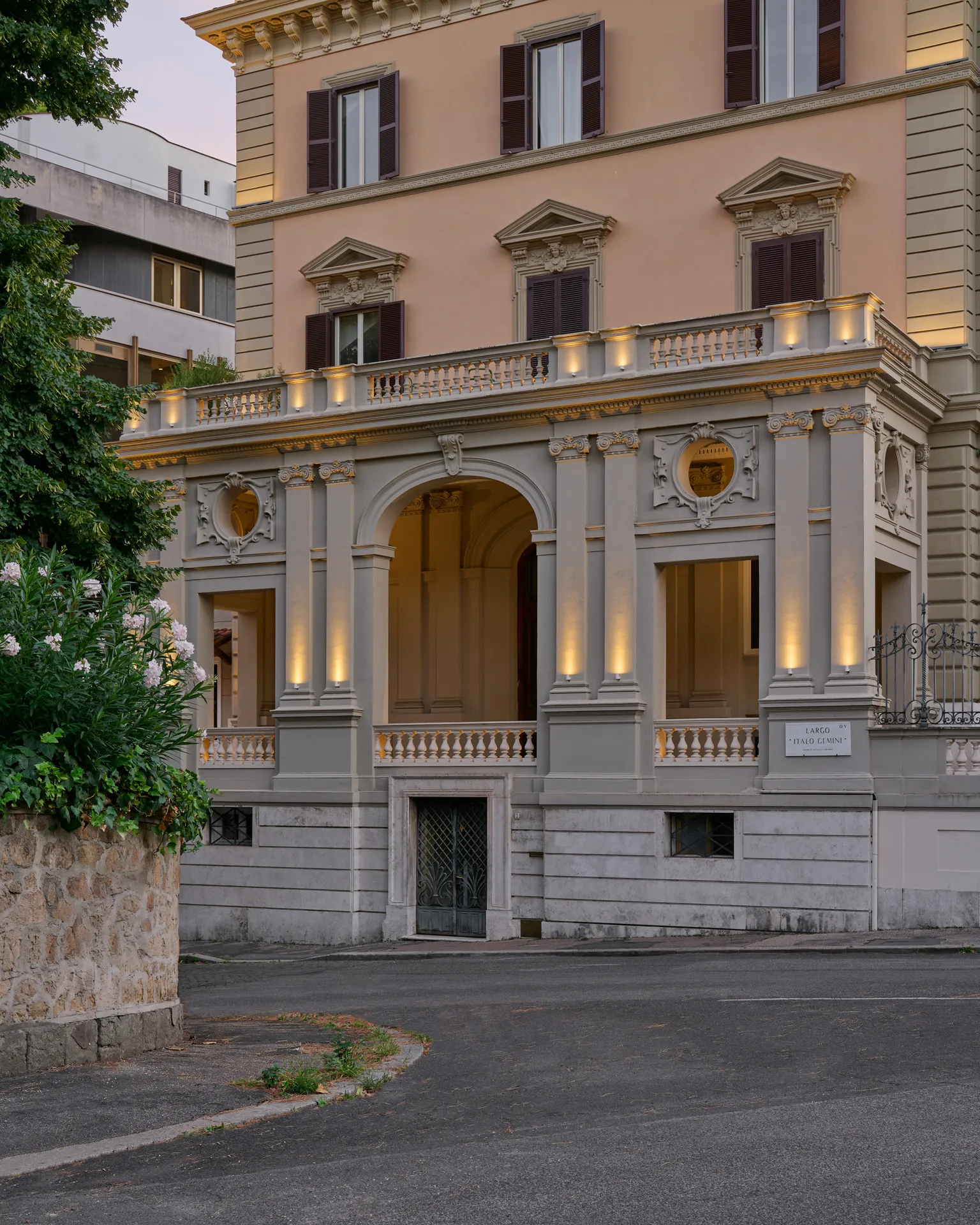 Il loggiato esterno del Palazzo su Largo Italo Gemini
