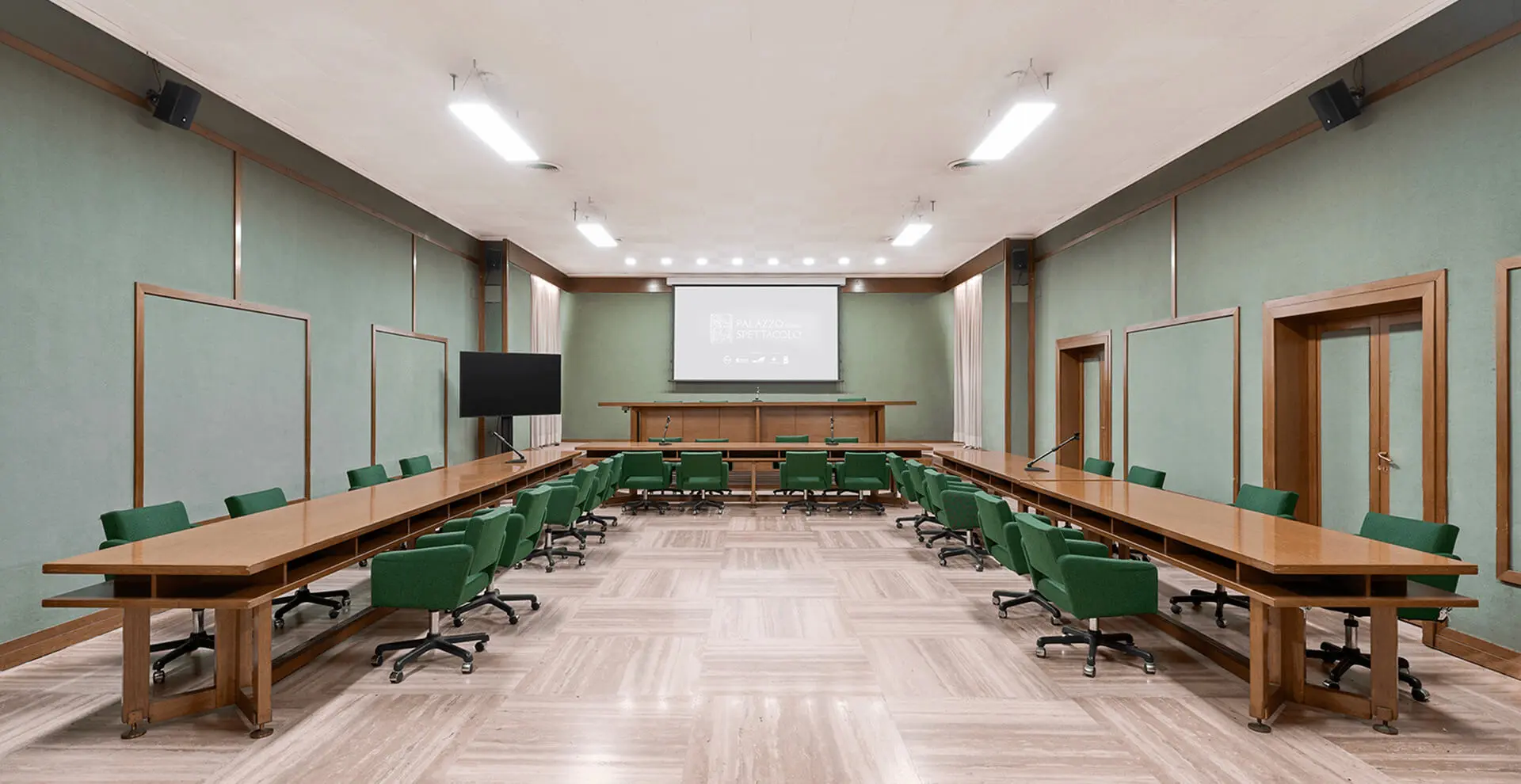 Sale Riunioni A e B - allestimento con proiettore e tavoli