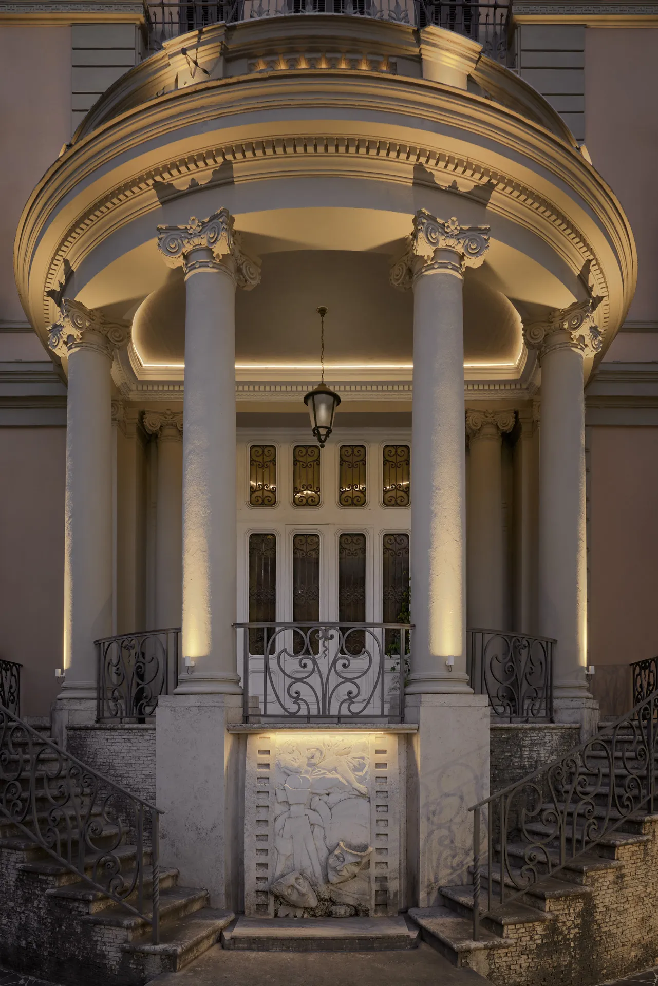 Il portico d’ingresso e la scalinata di notte
