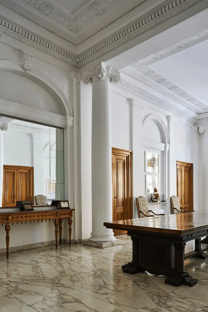 Salone Eventi Piano Terra - colonne, pavimento in marmo e scrivania
