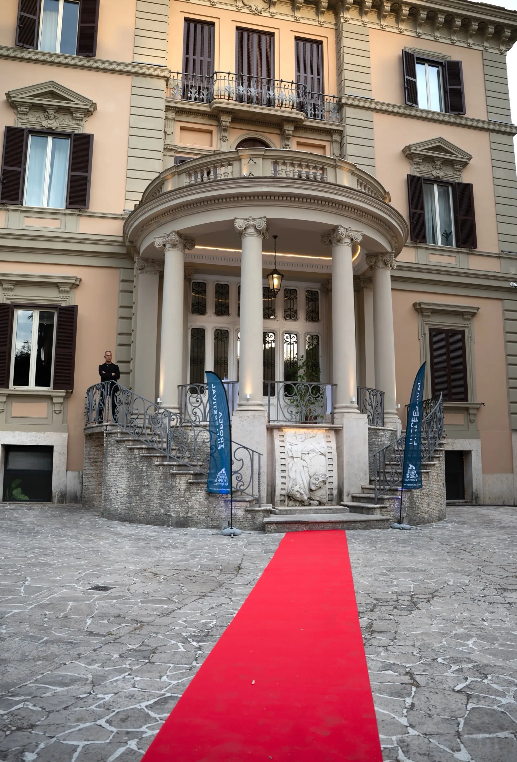 L’ingresso del Palazzo con il red carpet allestito per il festival
