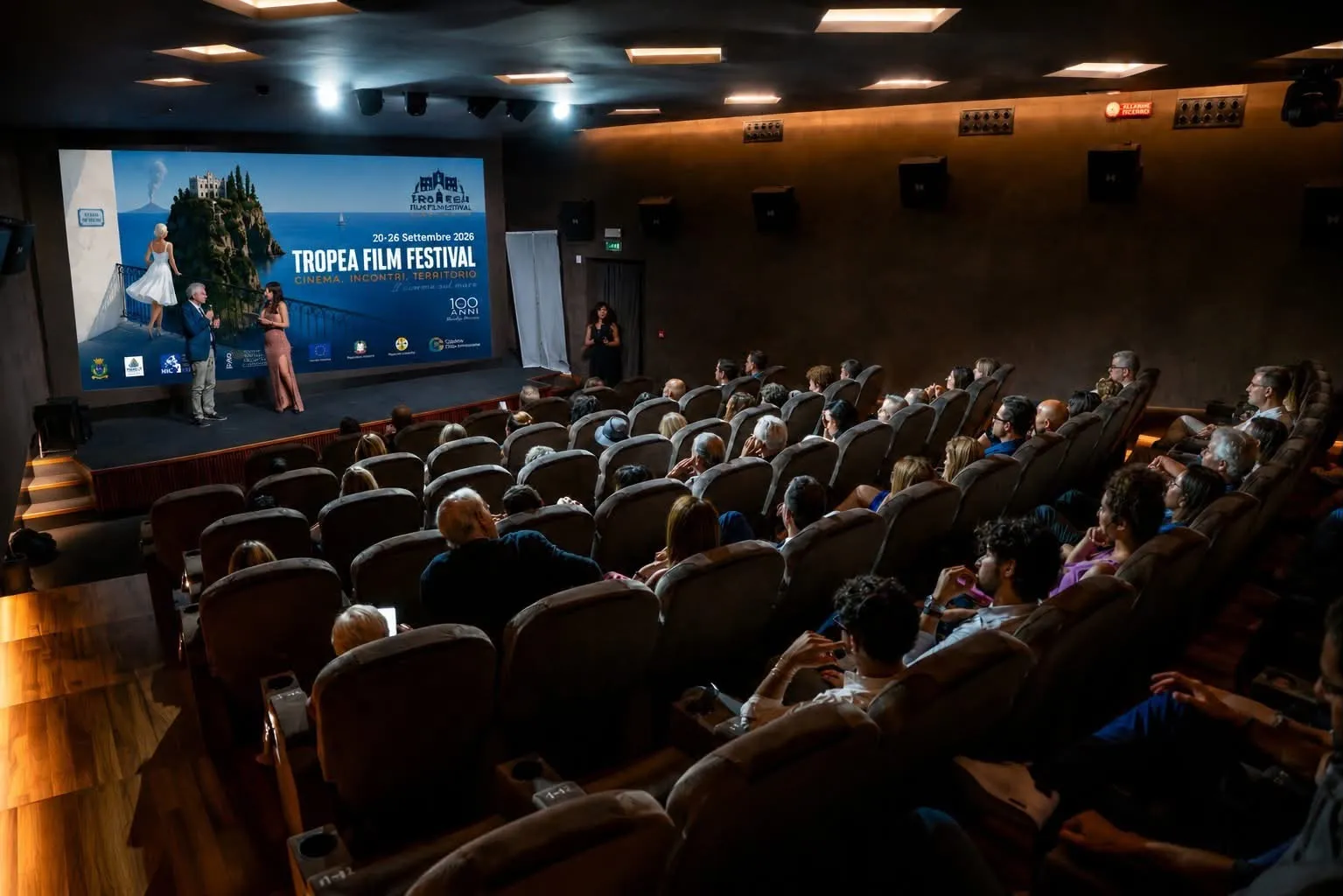 La sala con il manifesto del festival esposto