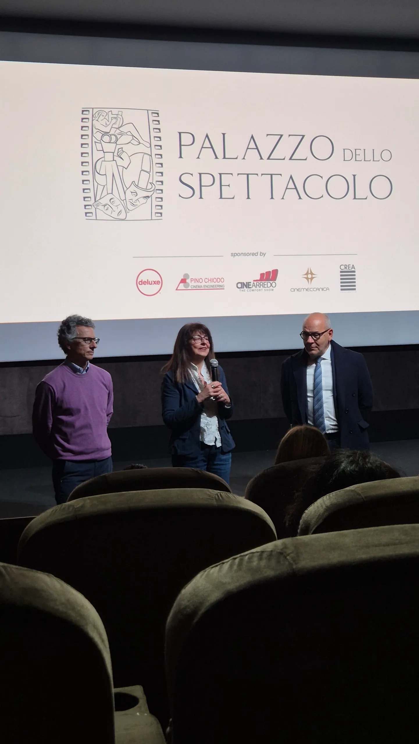 Intervento degli ospiti davanti allo schermo
